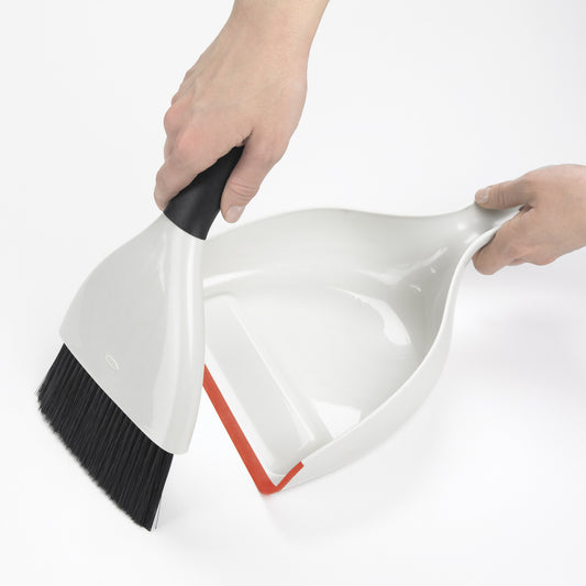 แปรงกวาดเศษผง พร้อมที่โกย ขนาดใหญ่ l OXO GG Dustpan and Brush Set