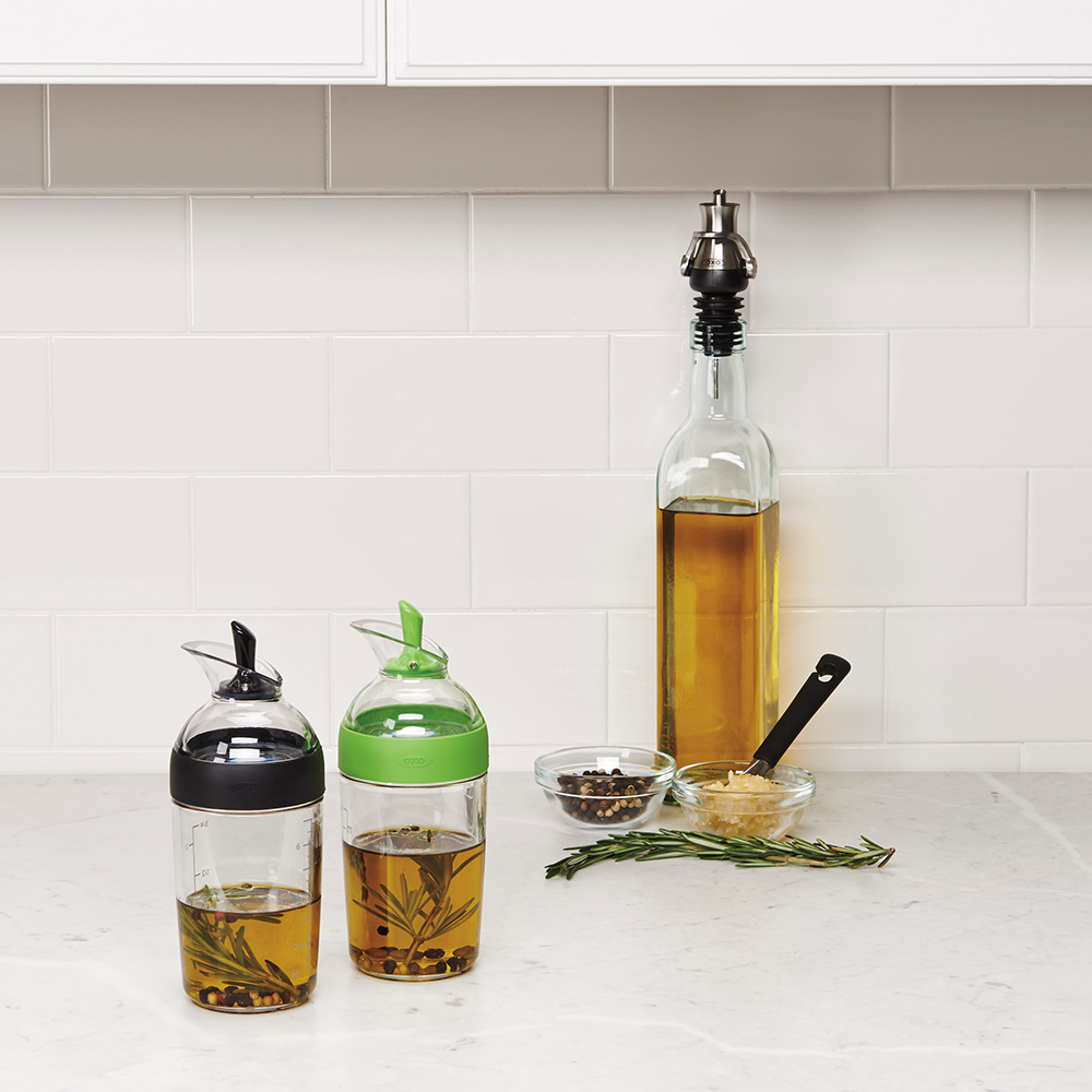 ขวดผสมน้ำสลัด สีดำ l OXO GG Little Salad Dressing Shaker Black