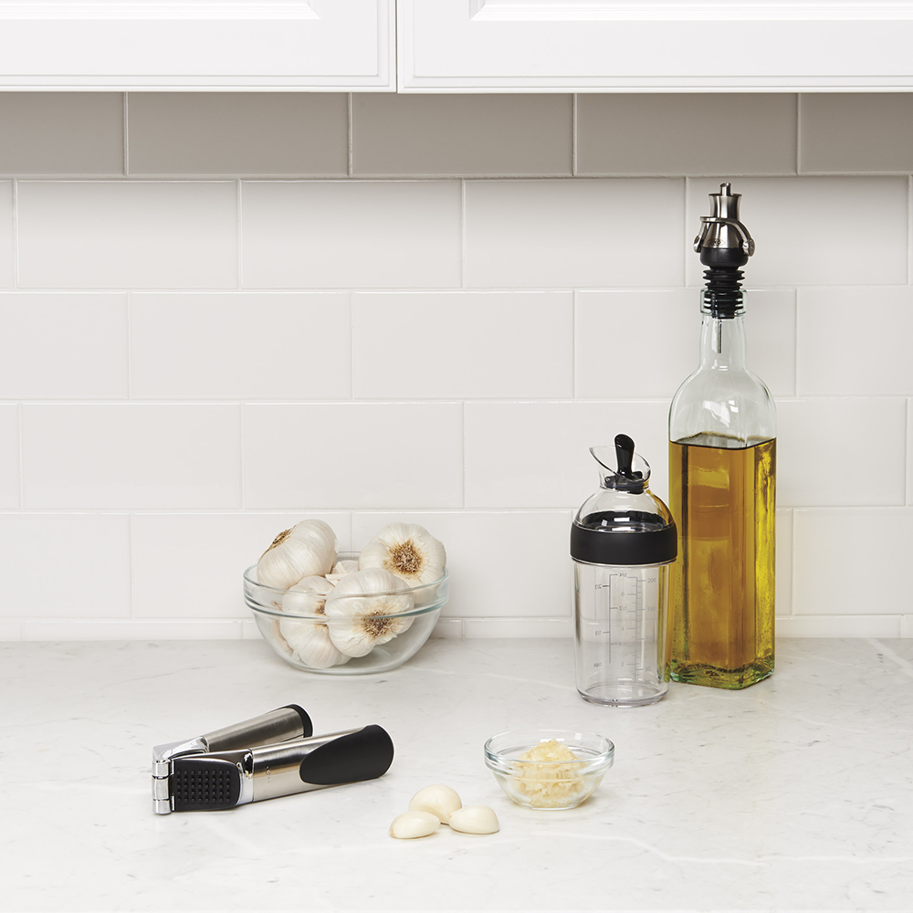 ขวดผสมน้ำสลัด สีดำ l OXO GG Little Salad Dressing Shaker Black