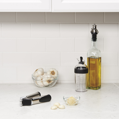ขวดผสมน้ำสลัด สีดำ l OXO GG Little Salad Dressing Shaker Black