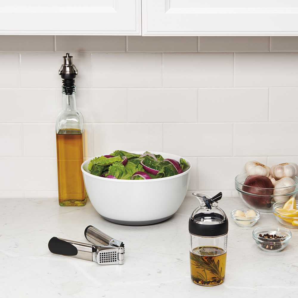 ขวดผสมน้ำสลัด สีดำ l OXO GG Little Salad Dressing Shaker Black
