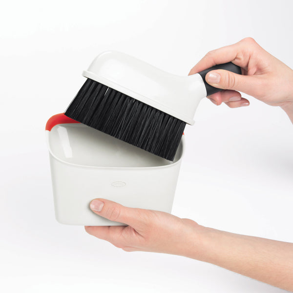 แปรงกวาดเศษผง พร้อมที่เก็บโกย ขนาดเล็ก l OXO GG Dustpan & Brush