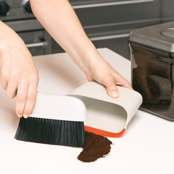 แปรงกวาดเศษผง พร้อมที่เก็บโกย ขนาดเล็ก l OXO GG Dustpan & Brush