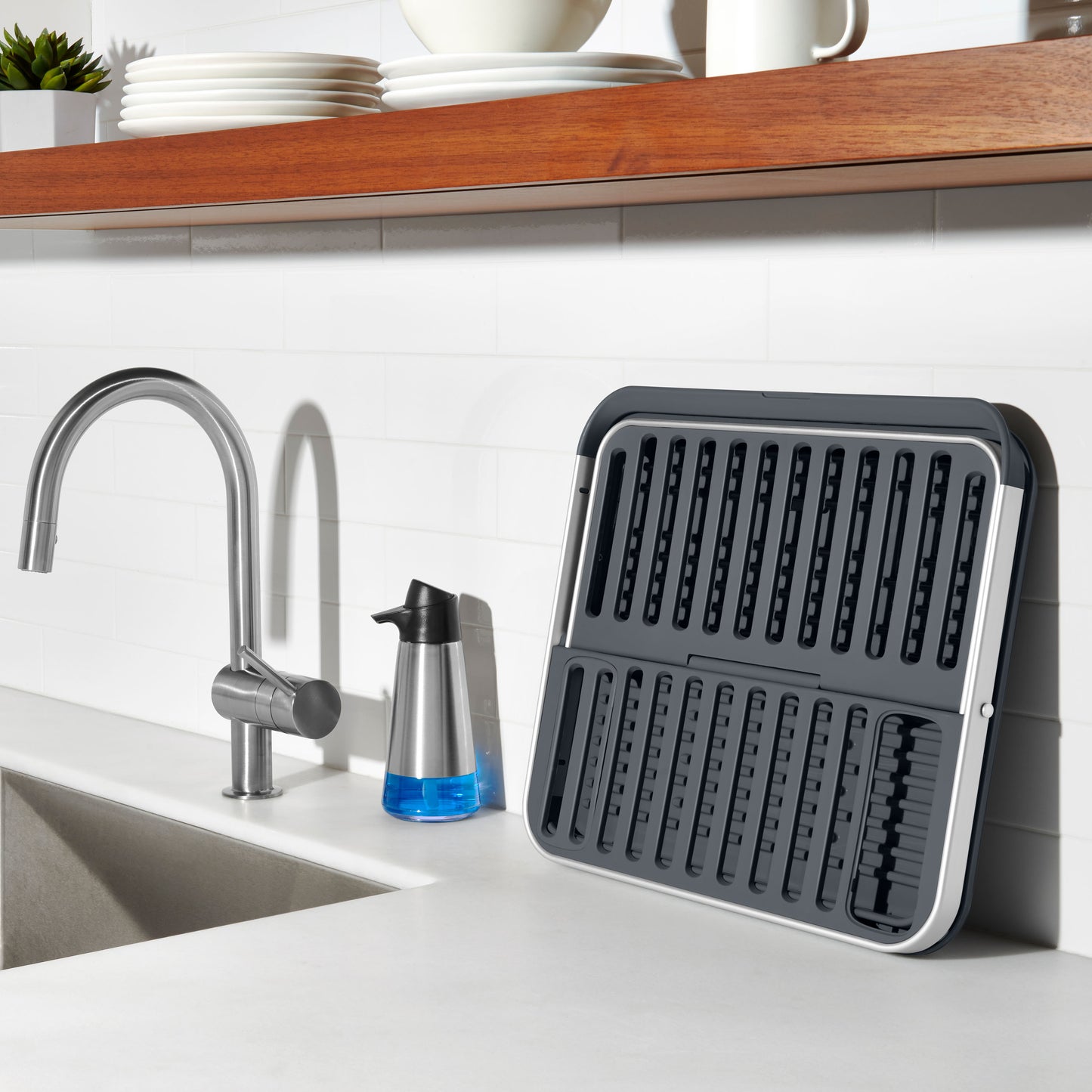 ที่ตากจานพับได้ พร้อมถาดรองน้ำ l OXO GG Aluminum Fold Flat Dish Rack